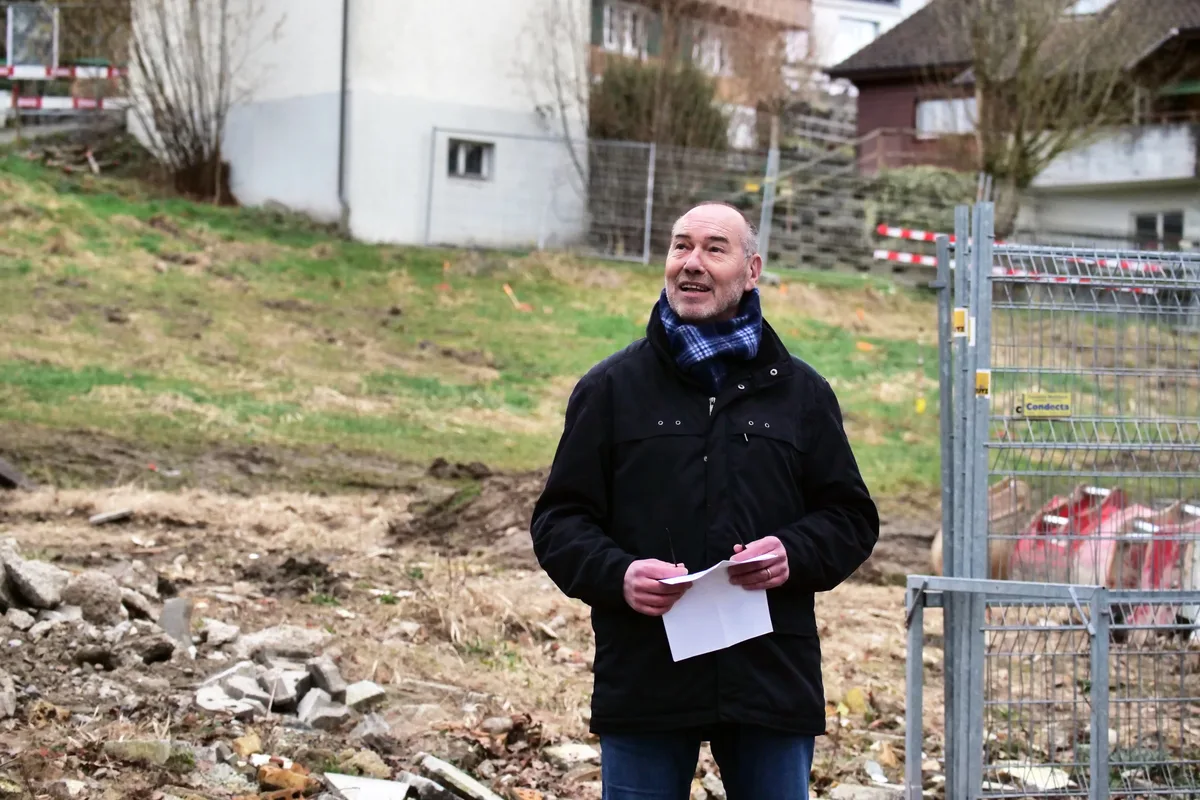 Spatenstich zum Wysliger Dorfkindergarten mit einer Ansprache des Gemeindepräsidenten Pascal Martin.